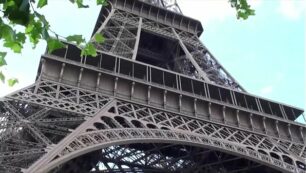 Extremer Sex am Eiffelturm in Paris Frankreich mit einem hübschen Mädchen und 2 Kerlen